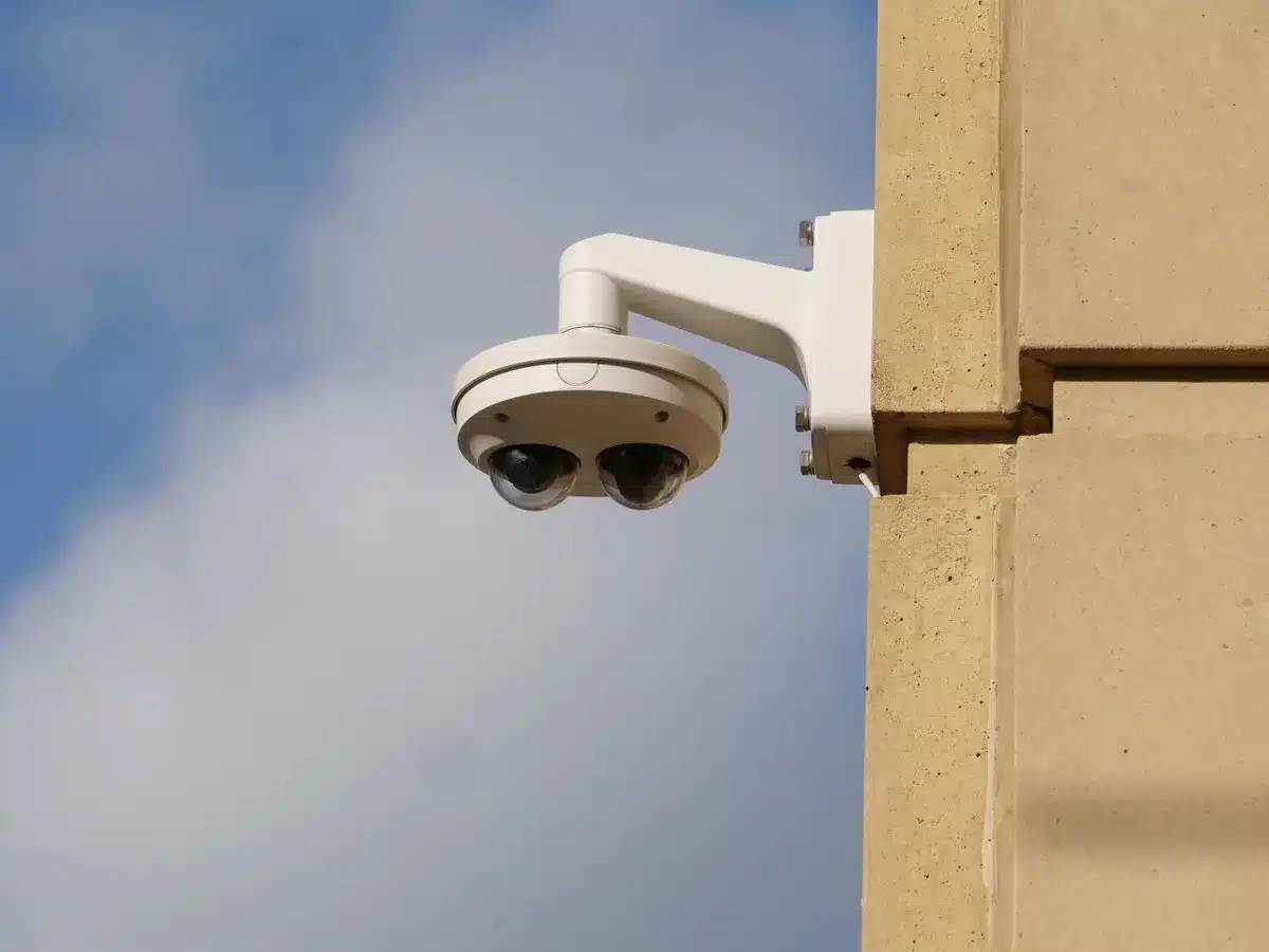 Cámara de videovigilancia instalada en una pared