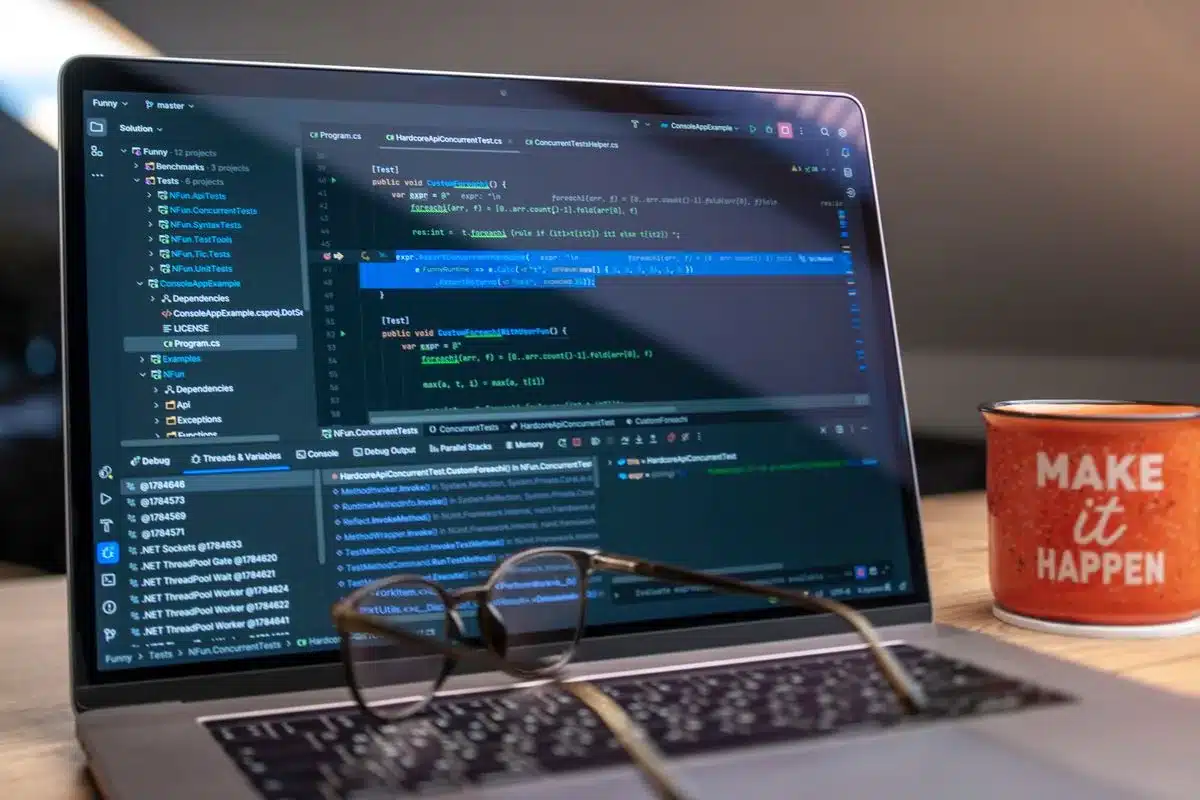 Portátil mostrando un panel de administración web