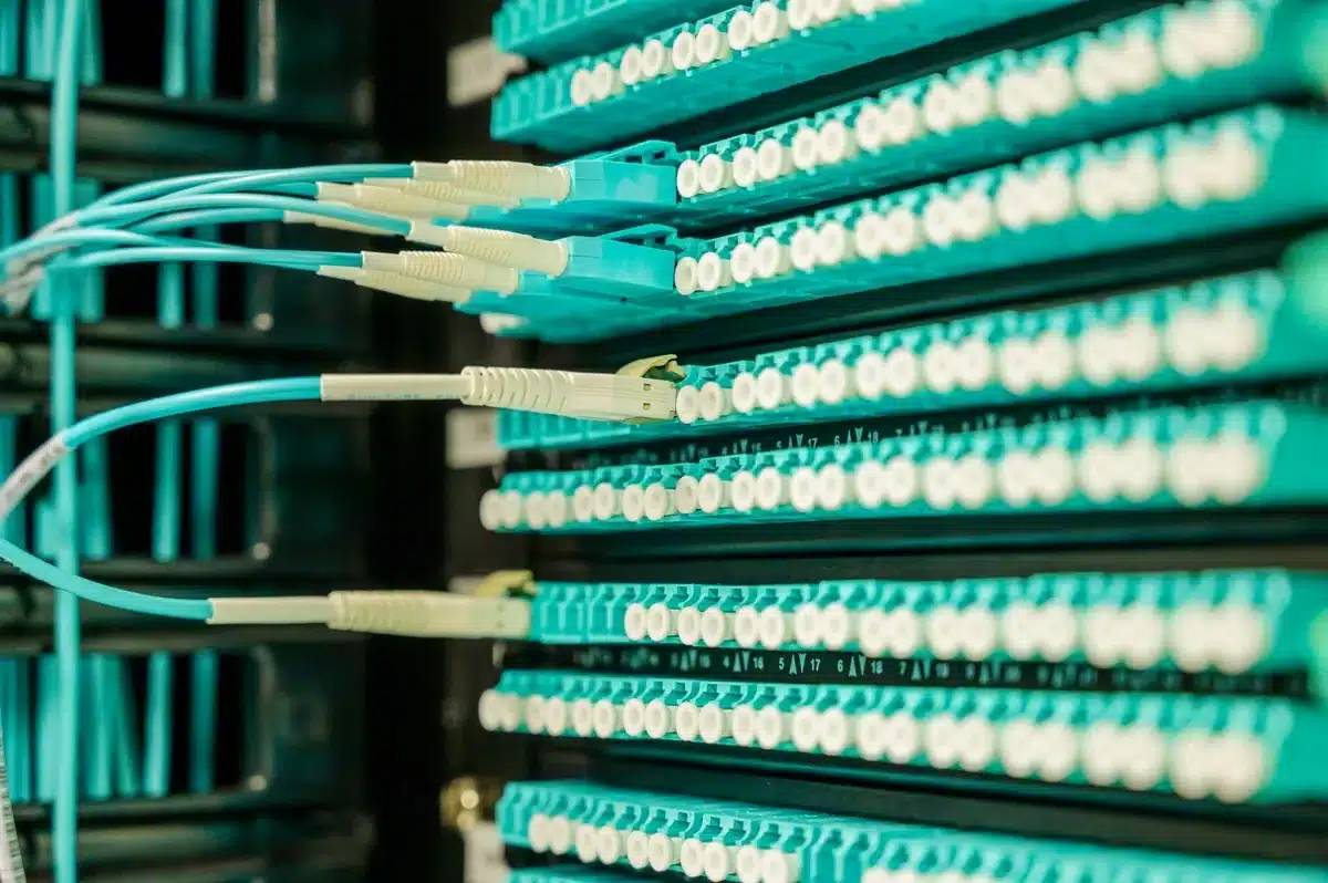 Switch de red y cableado estructurado en rack