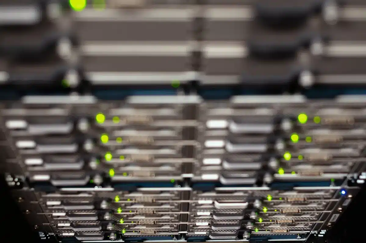 Rack de servidores con cableado organizado